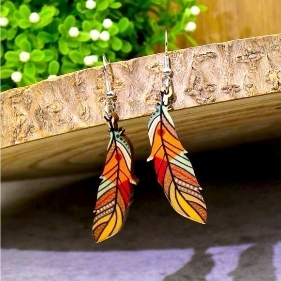 NWT Wood 🪵 feathers 🪶 earrings - Picture 1 of 4